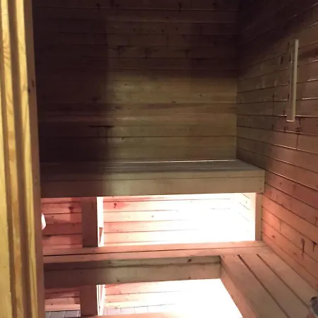 Cozy Loghouse With Sauna Near A Great Sandy Semesterbostad